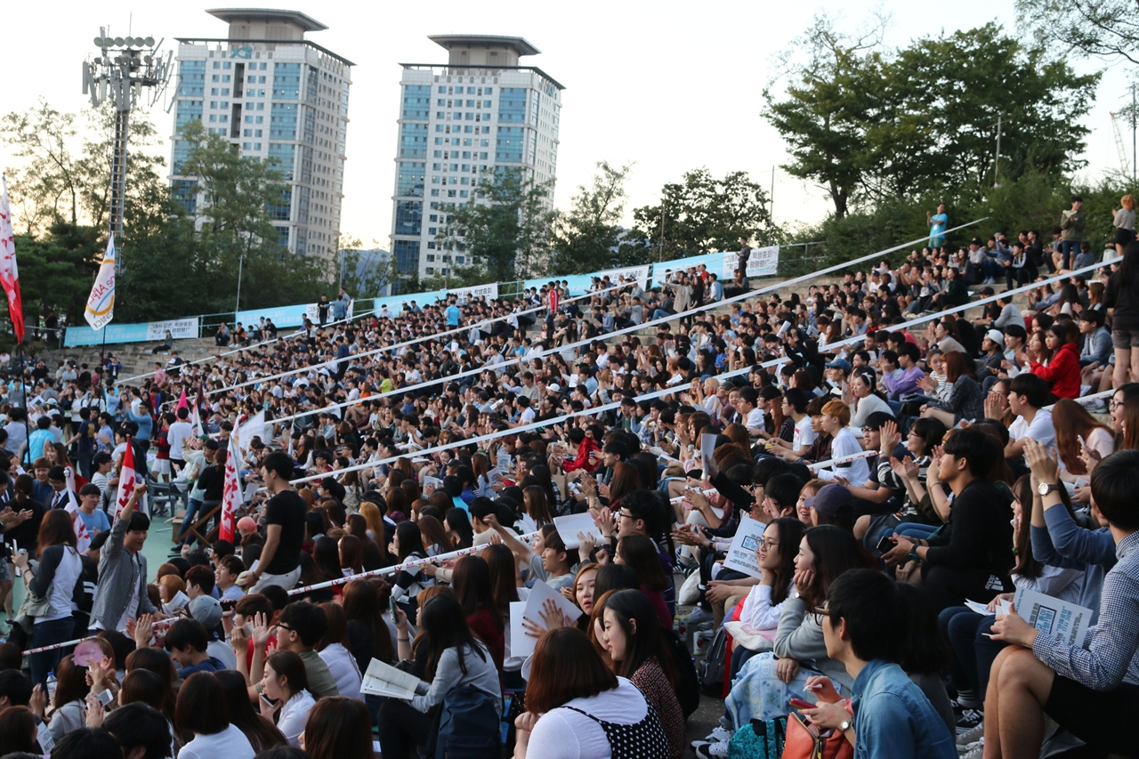 동국대학교 학생 2천여 명이 전체학생총회에 참석해 동국대 이사장·총장 사퇴안을 결의했다.