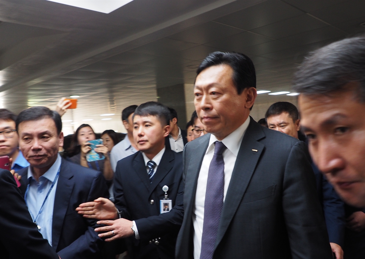 9월 17일 국회 정무위원회 국정감사 증인 출석을 위해 신동빈 회장이 국회로 들어오는 모습.