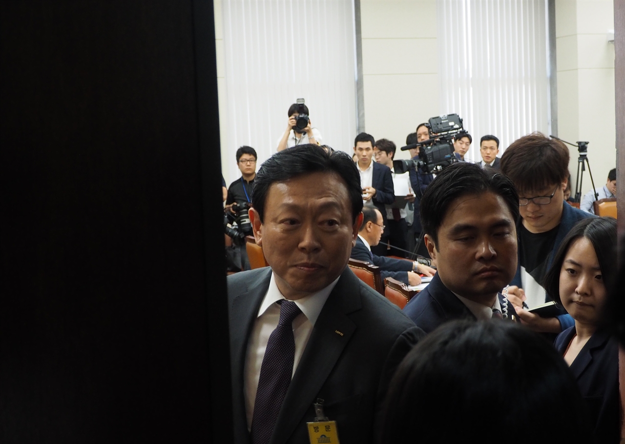 9월 17일 국회 정무위원회 국정감사장에 들어선 신동빈 회장이 뒤를 돌아보고 있다. 