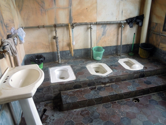 팔리구 광장 건물 안에 있는 칸막이 없는 화장실