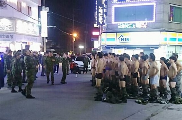  이런 '대학 내 똥군기 문화'는 그러나 이 학교만의 일은 아니다. 지난 16일 <오마이뉴스>에도 비슷한 제보가 왔다. 경상북도 지역 A대학 중, 여학생들이 많은 유아교육과에서도 이런 군대 문화가 존재 한다는 것. 사진은 지난 3월 논란이 됐던, 가톨릭관동대 예비역 학생들이 강릉시내 번화가에서 군가 등을 부르며 단합 행사를 한 사진.