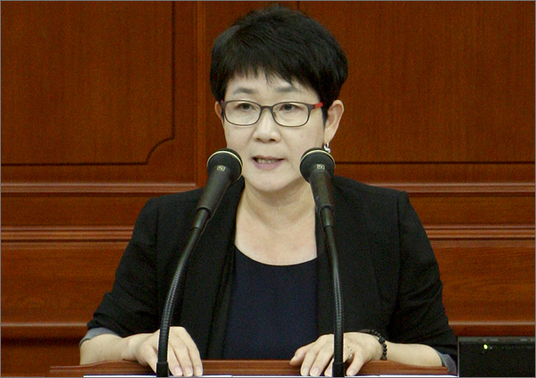 대전시의회 박정현 의원이 5분 자유발언을 통해 '가출청소녀들을 위한 돌봄 약국을 만들자'고 제안하고 있다.