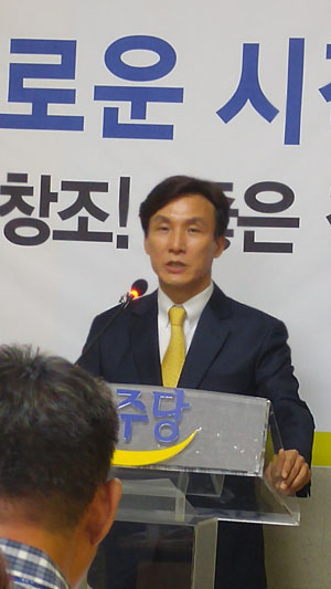 김민석 민주당 새로운 시작위원회 의장이 기자들의 질문을 받고 있다. 