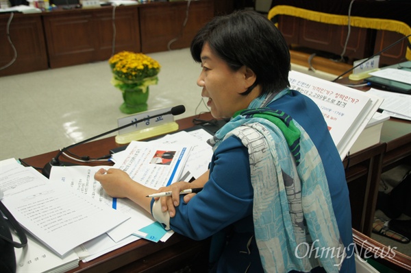 18일 오후 대구고검에서 열린 국회 법사위 국정감사에서 서영교 새정치민주연합 국회의원이 질의를 하고 있다.