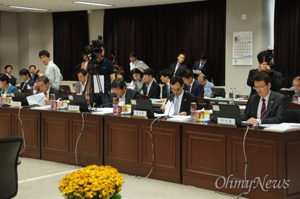 18일 오후 대구고검에서 열린 국회 법사위 국정감사에서 국회의원들이 질문을 하고 있다.