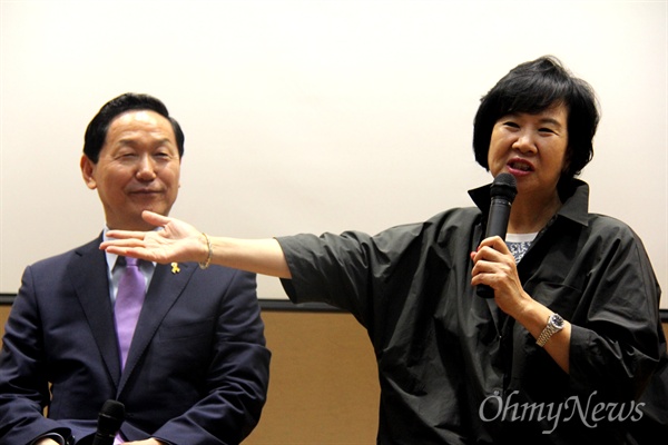   18일 오후 창원대에서 열린 새정치민주연합 경남도당 정책연구소 '단디' 출범식 뒤, 김상곤 혁신위원장과 손혜원 홍보위원장 등이 토론을 벌였다.