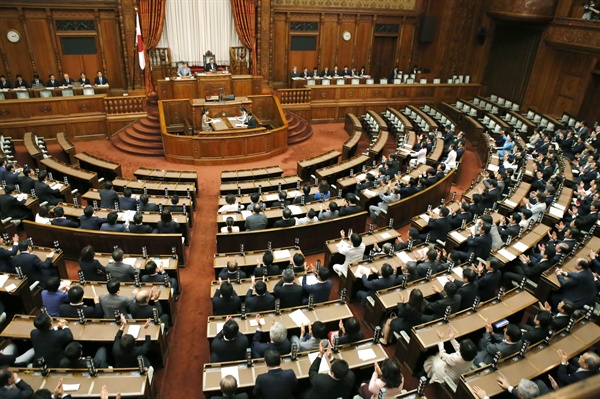 19일 오전 2시18분 일본 참의원 본회의장에서 아베 신조(安倍晋三) 정권이 추진한 안보관련 11개 법률의 제·개정안이 표결로 가결돼 여당 의원이 손뼉을 치고 있다.