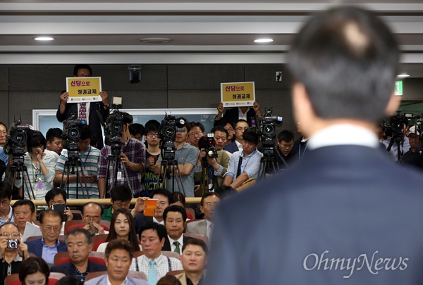 무소속 천정배 의원이 20일 국회 의원회관에서 "한국정치를 전면 재구성할 '개혁적 국민정당'의 창당을 제안한다"며 독자신당 창당을 공식 선언하고 있다.