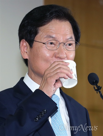 무소속 천정배 의원이 20일 국회 의원회관에서 "한국정치를 전면 재구성할 '개혁적 국민정당'의 창당을 제안한다"며 독자신당 창당을 공식 선언한뒤 기자들의 질문을 받고 있다.