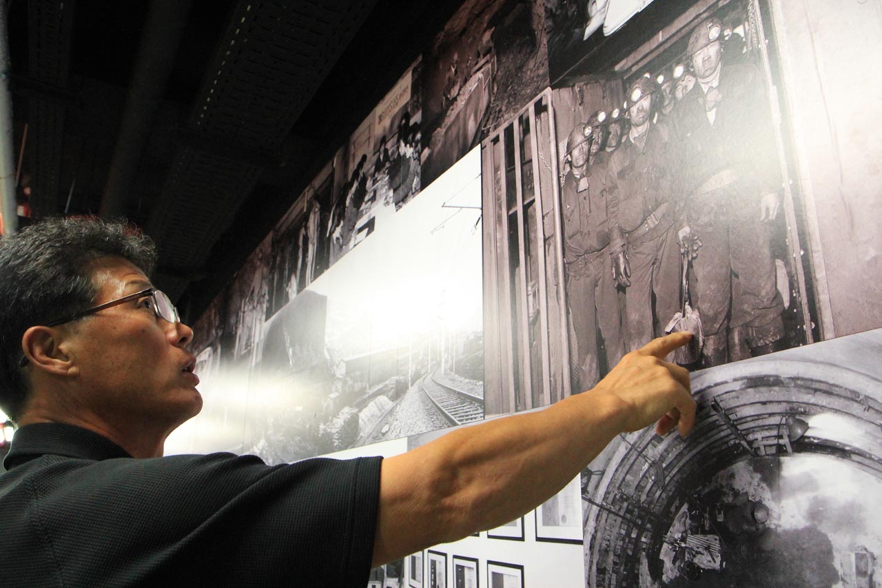 성희직 진폐제도개선추진위원장이 삼탄아트마인에 전시된 광부들의 사진을 설명하고 있다. 