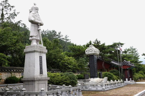 모의장군 최대성을 추모하는 충절사. 보성 겸백 출신의 최대성은 보성 일대에서 일본군과 전투를 벌였다.