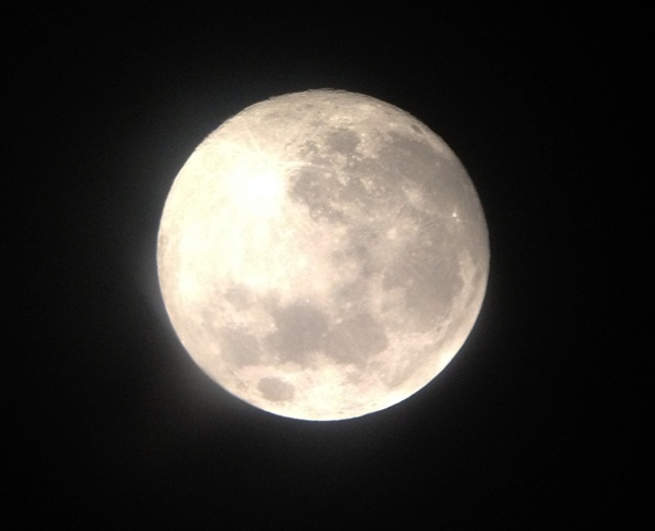 한가위인 지난 2014년 9월 8일 오후 제주 하늘에 떠오른 보름달이 환하게 빛나고 있다. 이날 오후 7시 50분께 천체과학관인 제주별빛누리공원의 천체망원경을 통해 관측된 보름달