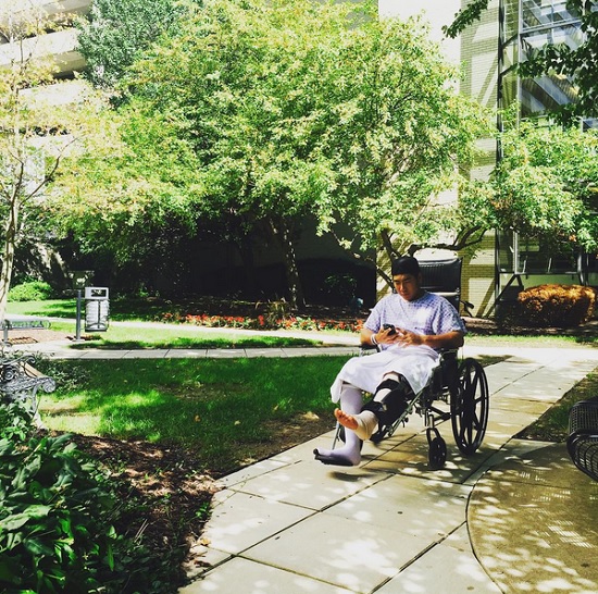  강정호 선수가 병원 마당으로 보이는 곳에서 다리에 깁스를 한 채 휠체어에 앉아 있는 사진을 자신의 인스타그램에 올렸다.