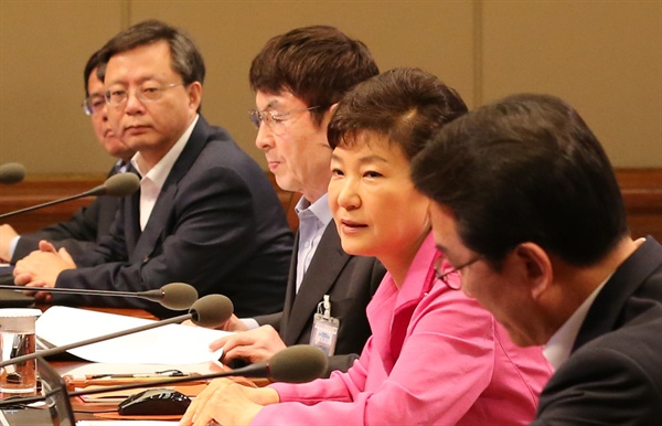 박근혜 대통령이 21일 청와대에서 열린 수석비서관회의를 주재하고 있다.