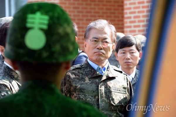   21일 오전 국회 국방위원회 국정감사가 열린 경기도 파주 적성면 적암리 한 부대에서 새정치민주연합 문재인 대표가 군 관계자들로부터 부대 현장설명을 듣고 있다.