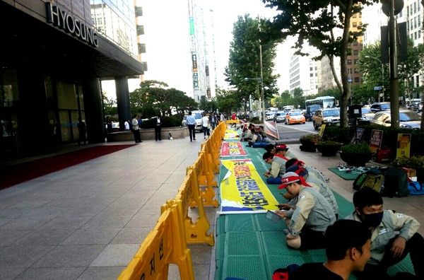 금속노동조합 경남지부 효성창원지회는 21일 전면 파업을 벌이고 일부 조합원들이 서울 본사 앞에서 상경 투쟁을 벌였다.