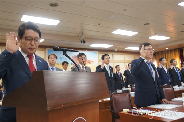 21일 대구시청에서 열린 국회 안전행정위원회 국정감사에서 권영진 대구시장이 증인선서를 하고 있다.