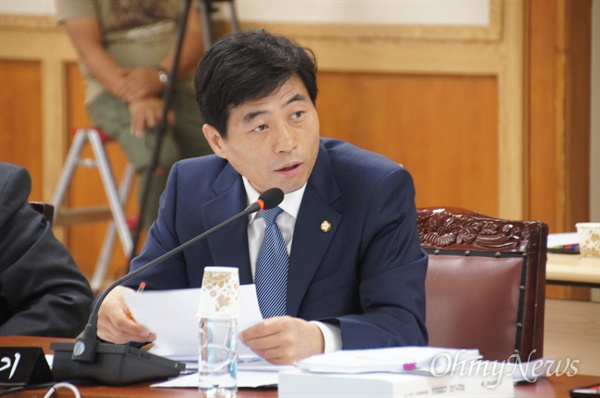 김민기 새정치민주연합 의원이 21일 오전 대구시청에서 열린 국정감사에서 '광복70주년 대구신바람 페스티벌'에 대해 질문하고 있다.