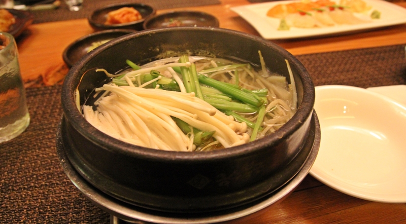  대한민국 최초로 선보인 뚝배기 복지리탕의 맛은 가히 환상이다.