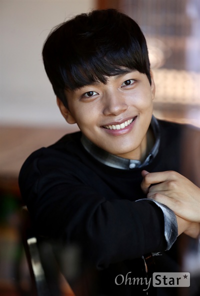  영화<서부전선>의 배우 여진구가 17일 오전 서울 삼청동의 한 카페에서 포즈를 취하고 있다.