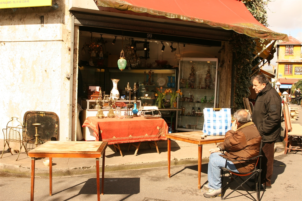 파리 외곽에 위치한 생투엥 벼룩시장의 한 상점. 생투엥 벼룩시장은 세계 최대의 골동품 벼룩시장으로 유명하다.
