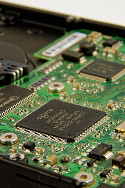 PCB 표면에 칩(Chip) 부품을 실장 하는 기술이다.