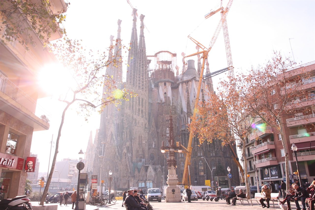 성 가족 성당(Tempio de la Sagrada Familia). 1882년 착공 되어 2026년 완공 예정인 가우디의 대표 건축물. 가우디는 죽음에 이를 때까지 강박에 가까운 열정으로 성당 건축에 모든 것을 바쳤다고 한다.
