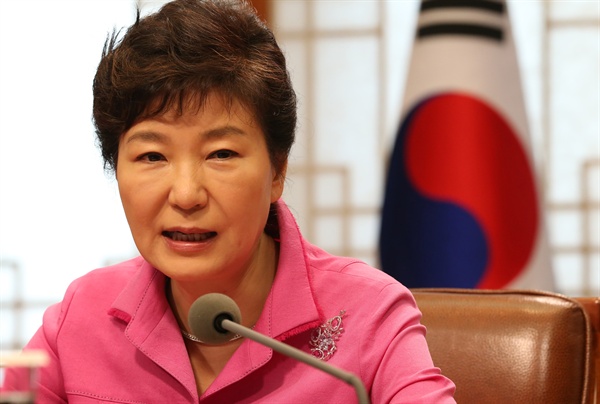 박근혜 대통령이 지난 21일 청와대에서 열린 수석비서관회의를 주재하고 있는 모습. 