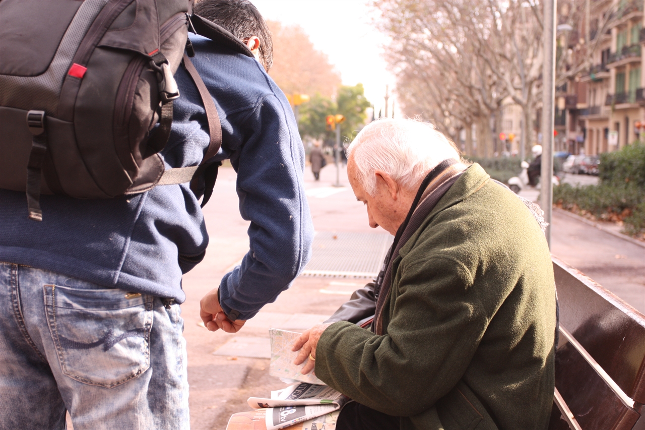 바르셀로나 거리에서 할아버지에게 지도를 보여주며 길을 묻는 남편.