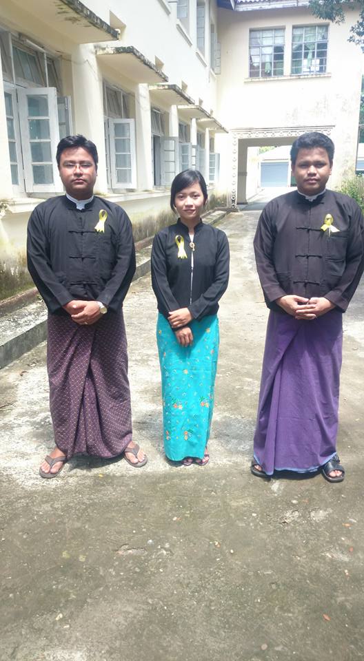 항의의 의미로 노란리본을 착용한 미얀마의 변호사들