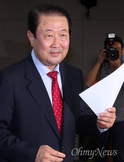 박주선 새정치민주연합 의원이 22일 오후 국회 정론관에서 탈당을 공식 선언한 뒤 회견장을 나서고 있다. 