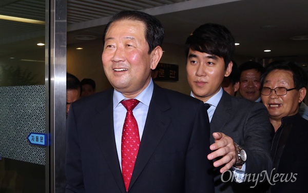 박주선 새정치민주연합 의원이 22일 오후 국회 정론관에서 탈당을 공식 선언한 뒤 회견장을 나서고 있다.