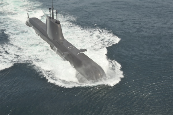  해군의 214급(1천88t급) 잠수함인 안중근함이 수상에서 기동하고 있다. 