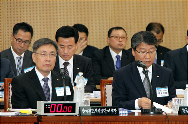 한국철도시설공단 강영일 이사장(앞줄 왼쪽)과 김영우 부이사장(오른쪽).