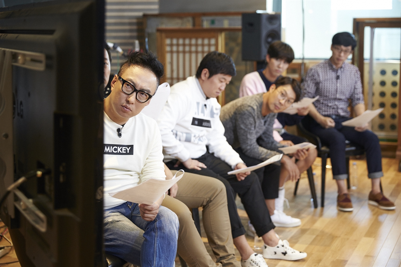  MBC <무한도전> 멤버들이 추석특선영화로 방송될 <비긴 어게인>의 목소리 연기에 도전했다. 