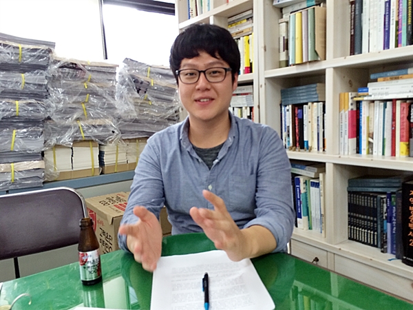 지난 21일 오후 2시, 서울 <미디어오늘> 사무실에서 금준경 기자가 인터뷰에 응하고 있다.