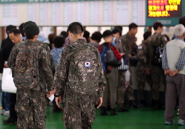서울 동서울 버스터미널에서 장병들이 버스표를 구매하고 있는 모습. (자료사진, 기사 내용과 관련 없음)