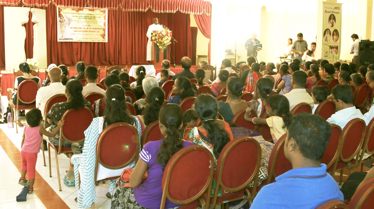 Human Rights Office Kandy 주최 하에 열린 '세계 강제실종 피해자의 날'행사가 진행 중이다.