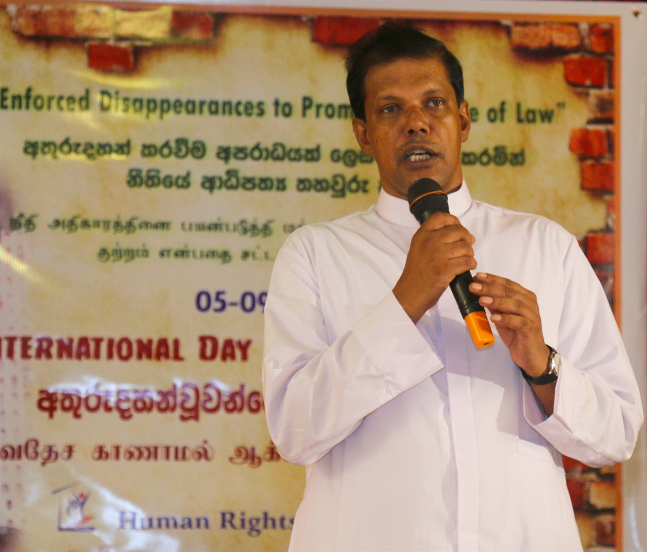 스리랑카 인권 활동가인 난다나 마나퉁가(Nandana Manatunga) 신부님이 현재 스리랑카의 강제실종에 대해 이야기 하고 있다.