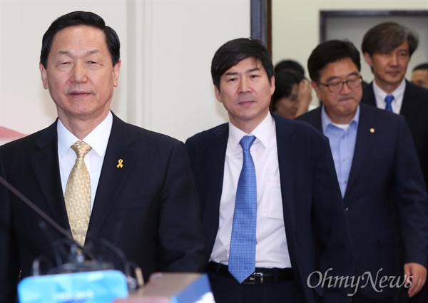 새정치민주연합 김상곤 혁신위원장과 혁신위원들이 지난 9월 23일 오후 국회 당대표 회의실에서 혁신안을 발표하기 위해 입장하고 있다.  