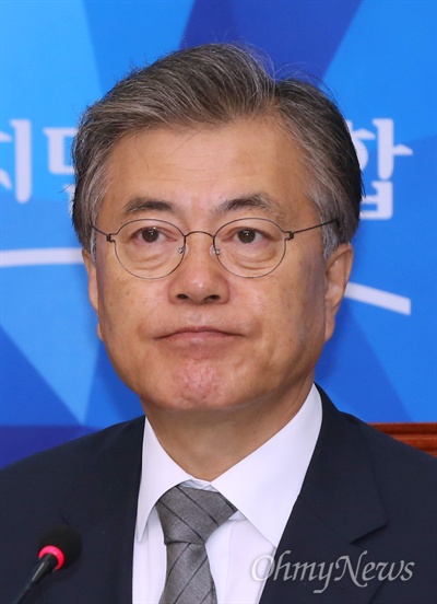 새정치민주연합 문재인 대표는 23일 당 혁신위원회의 부산 출마 제안에 "심사숙고 하겠다"고 밝혔다. 사진은 이날 최고위원회의에 참석한 문 대표.