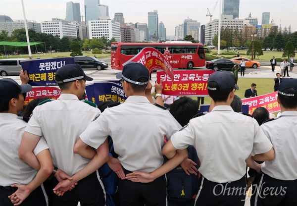  전국교직원노동조합(전교조) 조합원들이 23일 오후 국회 본청 앞에서 박근혜 정부의 노동구조개혁에 반대하는 집회를 열자, 경찰이 이들을 에워싸고 있다. 전교조 조합원 50여명은 이날 "정부가 앞서 발표한 노동개혁안은 노사정위 야합의 결과물"이라며 박근혜 정권 퇴진을 요구했다.