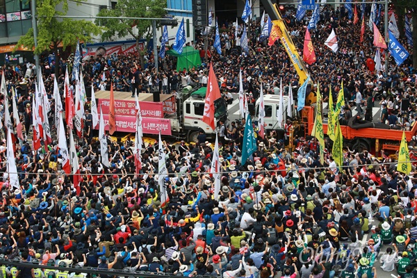  수배중인 한상균 민주노총 위원장이 무대에 올라 연설을 하고 있다.