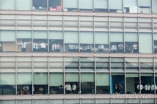 [오마이포토] '거리의 노동자' 지켜보는 사무실 노동자 