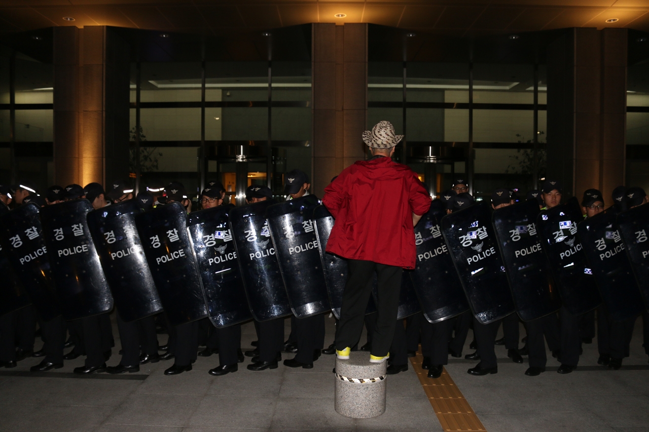 정보개발원 해고자 원직복직을 위한 집중투쟁 집회 이후 연대단위가 정보개발원 건물에 들어가려하자 경찰들이 막아섰다.