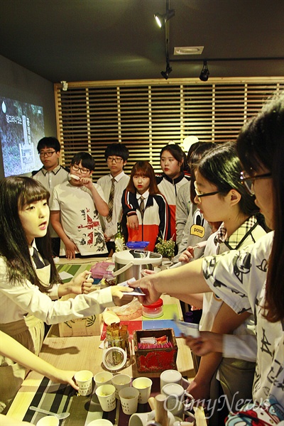 23일 선운중 내 자율공간인 '인문공간 2037'에서 학생들이 조선인 강제징용 희생자를 위한 모금활동을 벌이며 간식을 판매하고 있다.