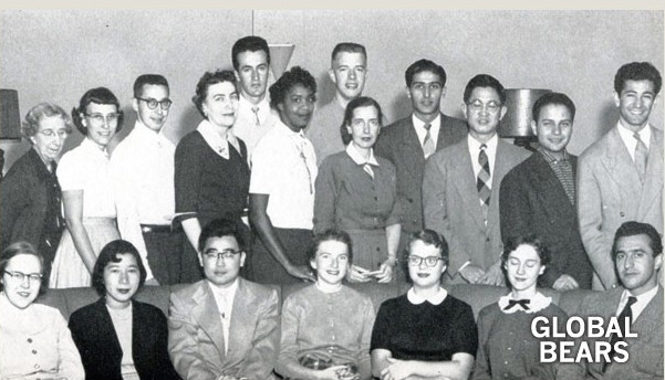 1955년 4월 미주리 사우스웨스턴 대학에 입학한 지 얼마 되지 않아 동료 및 교수들과 함께 찍은 사진. 뒷줄 오른쪽에서 세 번째가 한도원 박사이고, 같은줄 맨 왼쪽 안경쓴 여성이 애나 블레어 박사.