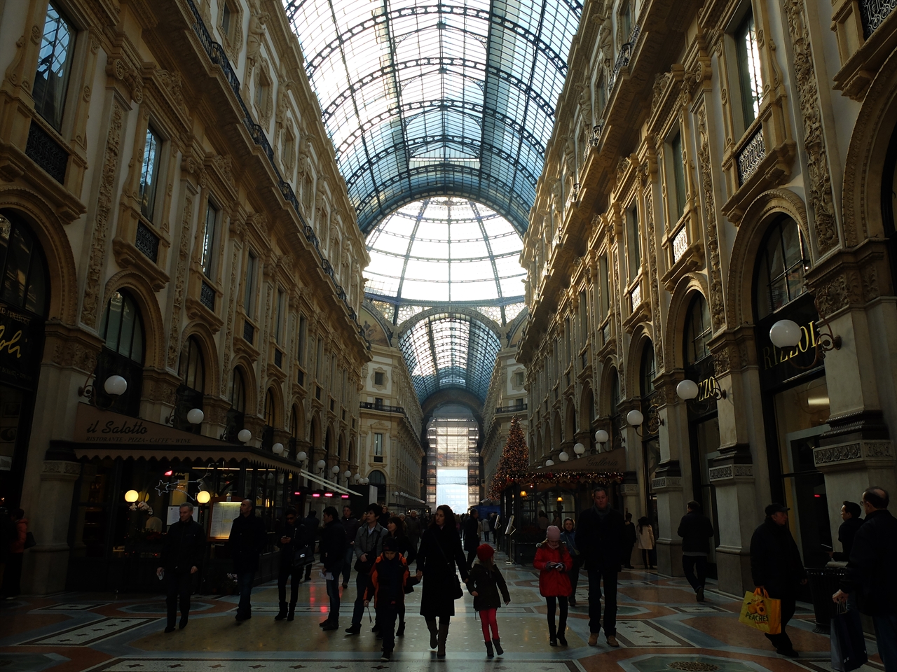 이탈리아 통일을 기념하기 위해 19세기 건축 기술을 총동원하여 만든 화려한 쇼핑센터로 세계적인 명품 가게들이 가득합니다.