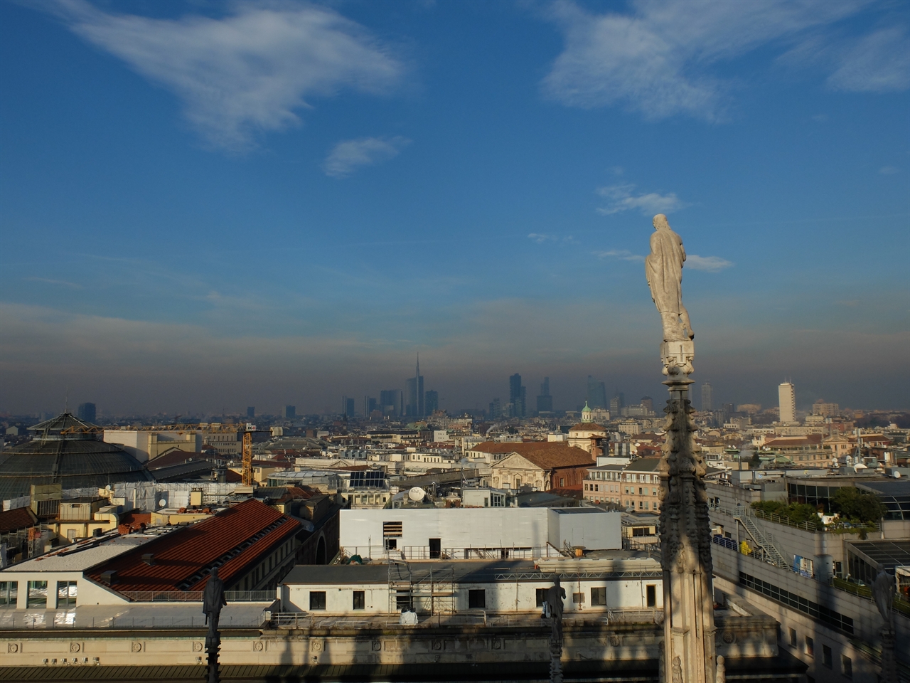 밀라노의 '두오모' 첨탑 위의 성인. 이 거대한 ‘두오모’의 작은 한 부분을 장식하는 것만으로 자신의 삶과 피땀을 바쳐야 했을 이름없는 석공에 대한 최소한의 예의를 생각해 보게 합니다.  