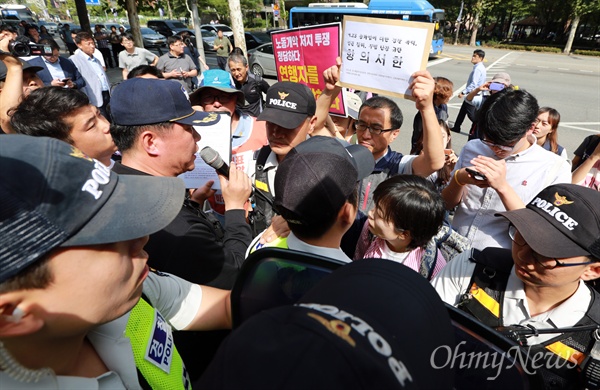 항의서한 전달 가로 막는 경찰 민주노총과 장그래살리기운동본부, 민주사회를 위한 변호사모임, 인권단체연석회의 소속 회원들이 24일 오후 서울 서대문구 경찰청 앞에서 '9.23 총파업에 대한 경찰폭력 인권침해 무법난장 규탄 긴급 기자회견'을 마친 뒤 경찰의 강제진압을 규탄하는 항의서한을 전달하려하자, 경찰이 이들의 출입을 막고 있다.
이날 이들은 "경찰은 무작위로 캡사이신을 난사하고 방패로 밀며 폭력을 행사했으며 심지어 집회가 종료된 상황에서조차 물리력을 사용해 참가자들을 강제연행해갔다"고 규탄했다.